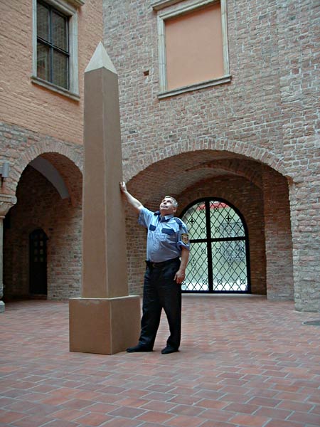 Obelisk faraona Ramzesa II na dziedzicu Muzeum