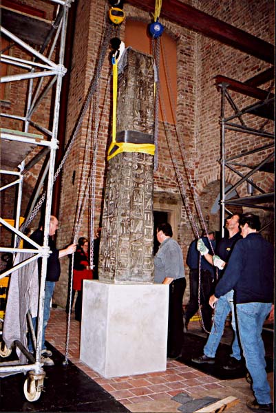 Obelisk faraona Ramzesa II na dziedzicu Muzeum