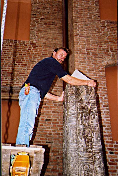 Obelisk faraona Ramzesa II na dziedzicu Muzeum